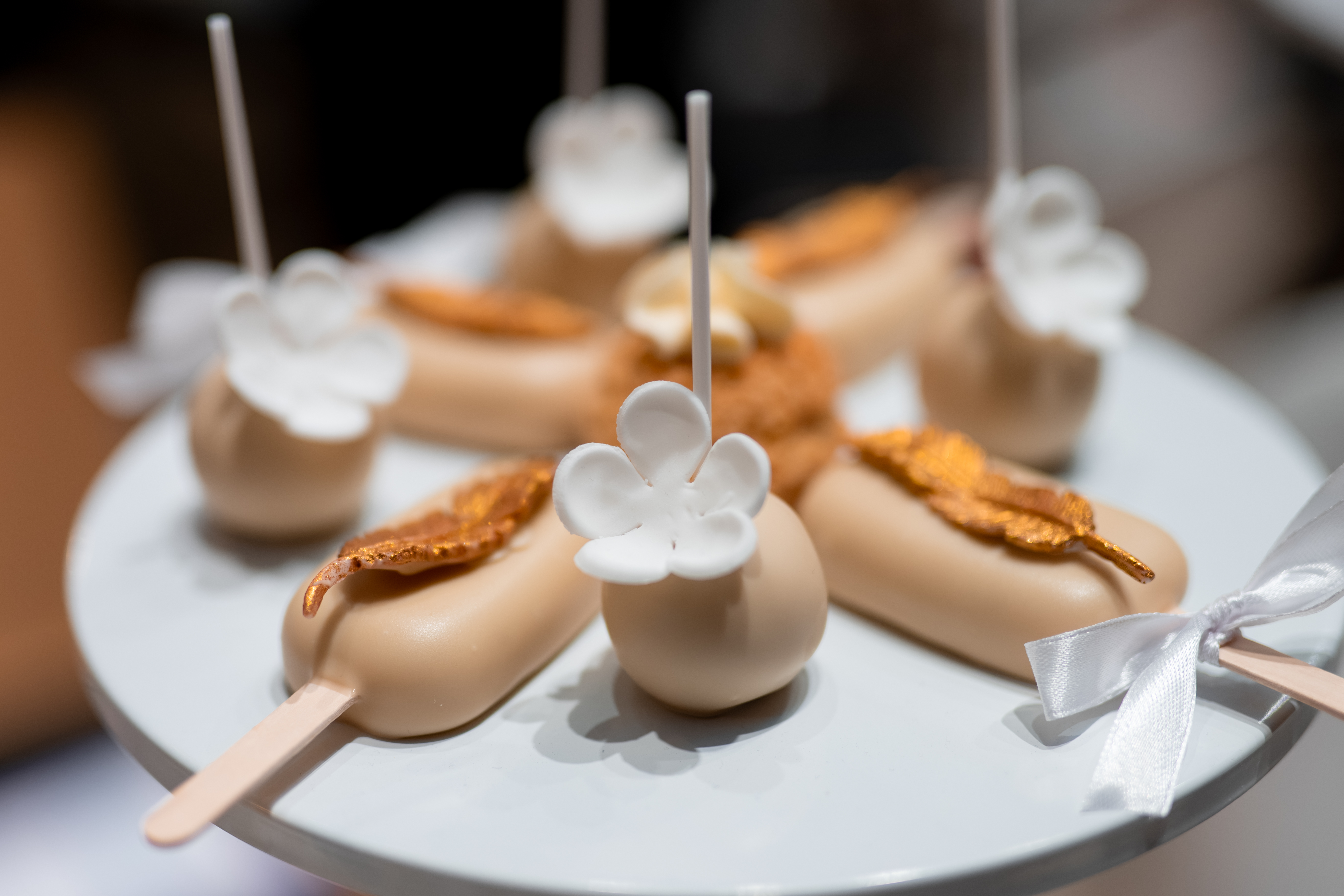 Cake popsy ze złotymi akcentami