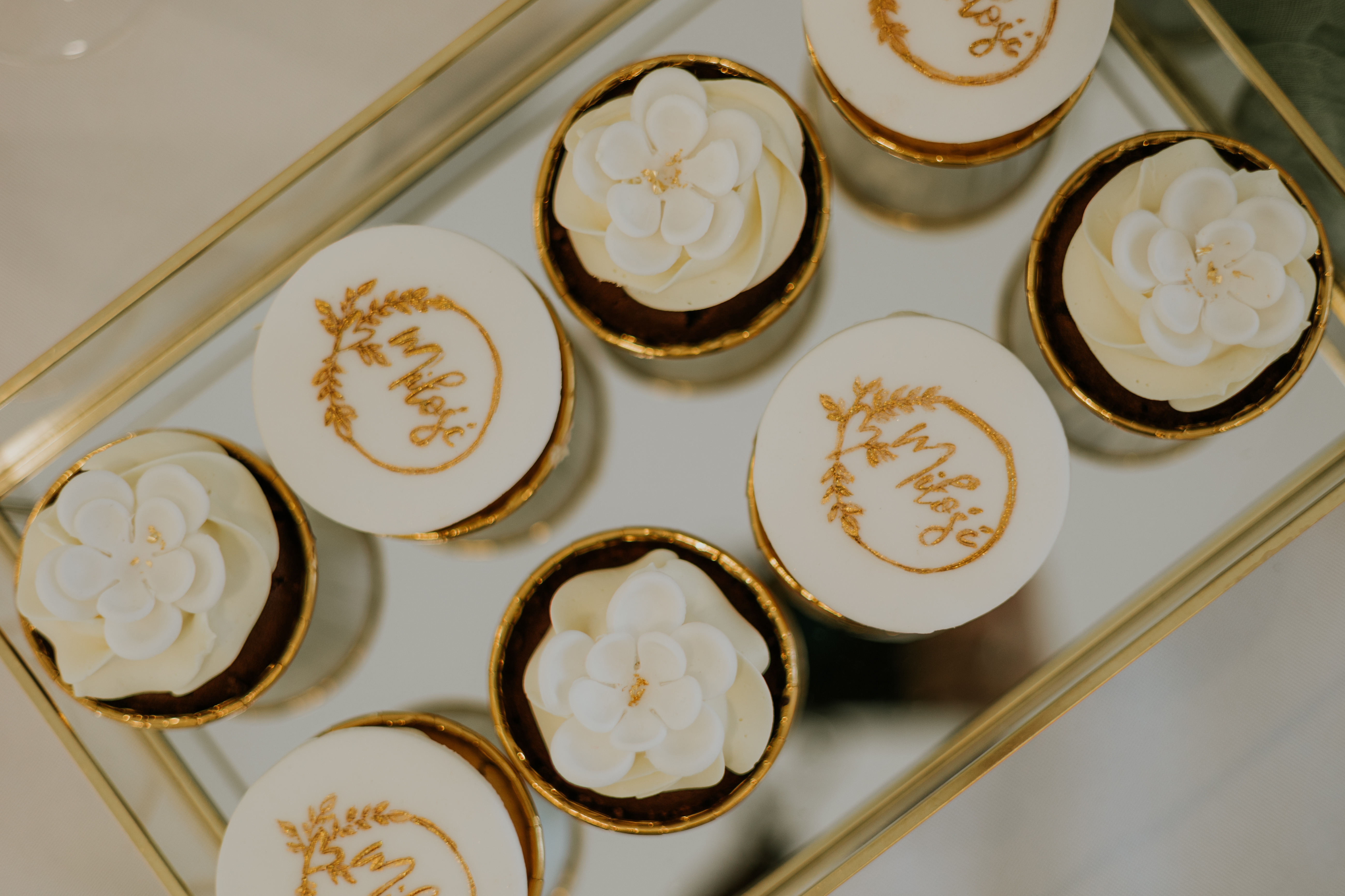 Babeczki ze złotym napisem Miłość